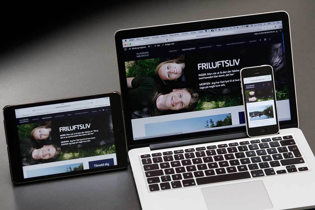 Computer og apparater der viser Silkeborg Højskoles website